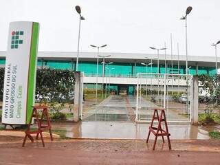 Fachado do campus da instituição em Coxim. (Foto: Reprodução/Correio do Pantanal) 