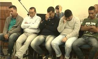 Os cinco réus que foram julgados e condenados nesta quarta-feira em Três Lagoas (Foto: JPNews)