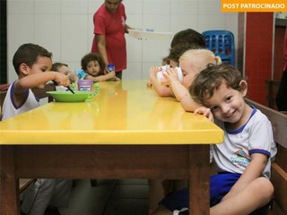 Os alunos do integral recebem almoço e jantar e as refeições são preparadas na cozinha da própria escola. (Foto: Marina Pacheco)