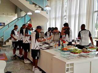 Jogadores do Operário no hotel em Luziânia. Almoço servido por volta de 9 horas (MS) para encarar o jogo às 14h30 (MS) pela classificação na Copa Verde (Foto: Orlando Arnoud/Divulgação)