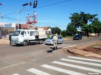 Ag&ecirc;ncia de Tr&acirc;nsito ativa sem&aacute;foro em cruzamento do Guanandi II