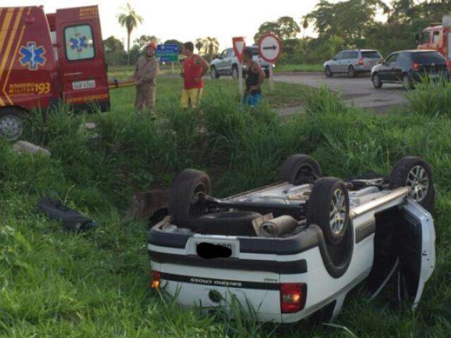 Veículo capota na BR-262 e deixa jovem gestante e adolescente feridos