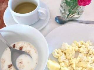  Leite de quinoa, chá de coca e ovos mexidos que Angela comeu no café da manhã.