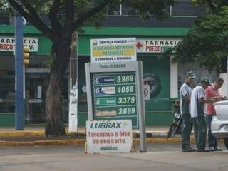 Litro da gasolina em Dourados é vendido a R$ 3,98. (Foto: Helio de Freitas)