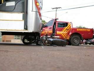 Moto foi parar embaixo do ônibus. Apesar da gravidade do acidente, o motociclista foi socorrido consciente e levado à Santa Casa (Foto: Fernando Antunes) 