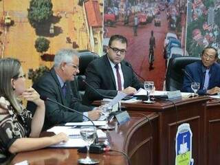 Presidente da Câmara Alan Guedes (2º à direita) diz que Legislativo vai recorrer para manter processos de cassação de vereadores (Foto: Thiago Morais)