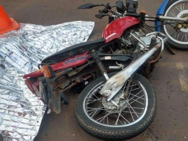 Colis&atilde;o entre motocicleta e caminh&atilde;o boiadeiro mata jovem de 19 anos