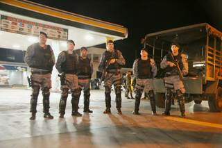 Policiais militares do Batalhão de Choque escoltando caminhão tanque com gasolina (Foto: Fernando Antunes)