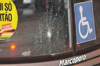O cadeirante atacou o coletivo com um objeto pontiagudo quebrando a porta dianteira e o parabrisa (Foto: Marcelo Calazans)