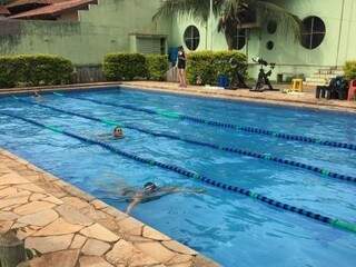 Participantes da clínica fizeram a prova de natação na piscina da academia (Foto: Divulgação)