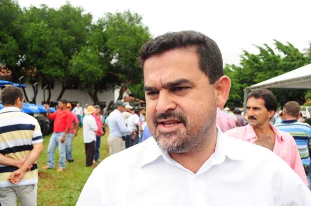 Governo entrega equipamentos que v&atilde;o beneficiar 20 mil fam&iacute;lias