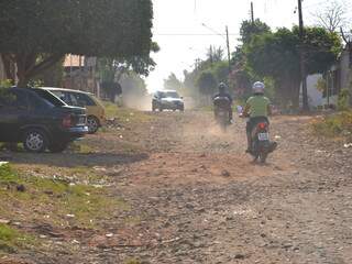 Moradores do São Conrado sofrem com o tempo seco. A maior parte do bairro não tem asfalto. (Foto: Simão Nogueira)