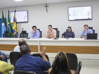Discussão para encontrar solução contou a presença dos vereadores Vinícius Siqueira (DEM), Wellington de Oliveira (PSDB), Elias Longo Júnior (PSDB) e Epaminondas Vicente Neto (SD). (Foto: Paulo Francis)