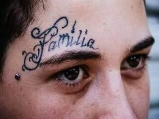 Família foi primeira tatuagem no rosto. Para ficar marcado o que deve ser prioridade. (Foto: Arquivo Pessoal)