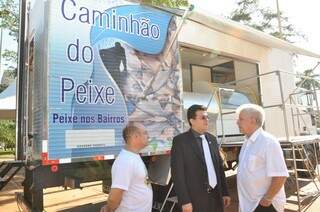 José santos, prefeito e Edil em frente ao caminhão do Ministério da Pesca. (Foto: Marcelo Calazans)