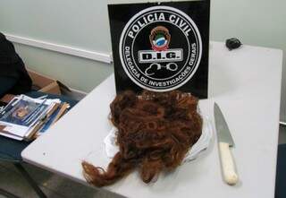 O cabelo da vítima e a faca usada nas agressões foram apreendias pela Polícia. (Foto: Perfil News)