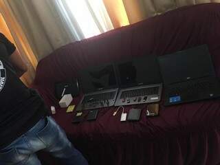 Computadores e celulares aprendidos numa das casas alvo da operação (Foto: divulgação/Polícia Civil) 