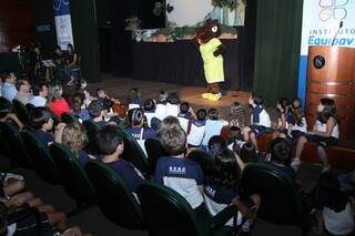 A peça deve percorrer diversas escolas do município, atingindo mais de 15 mil alunos. (Foto:Divulgação)
