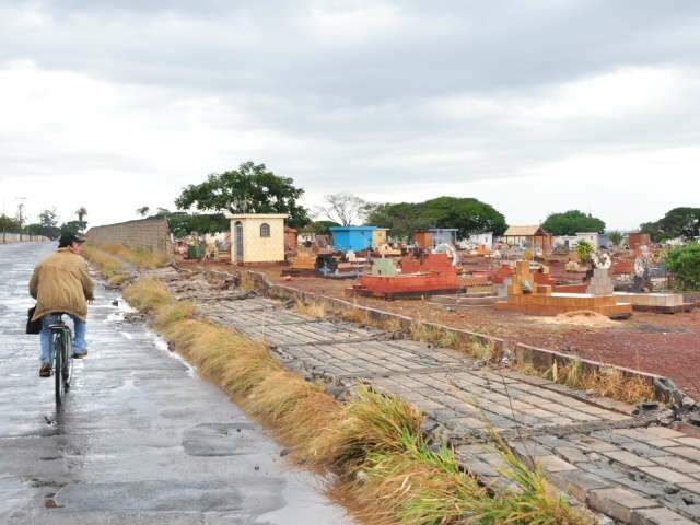  Temporal em Campo Grande derruba muro do cemit&eacute;rio Santo Amaro