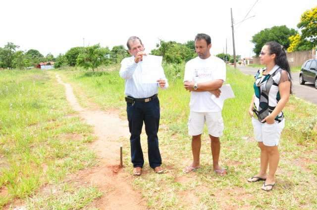 Moradores tentam ocupar &aacute;rea p&uacute;blica e pol&iacute;cia interv&eacute;m