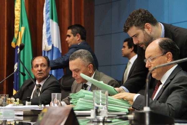 Deputados estaduais aprovam &ldquo;pacot&atilde;o&rdquo; com 35 projetos 