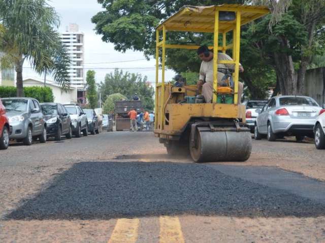 Tapa-buracos com os p&eacute;s? Prefeitura explica &#039;novidade&#039; contra crateras
