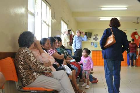 Falta de vacinas contra gripe causa tumulto em posto do Tiradentes