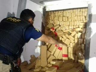Peso exato da droga, escondida em fundo falso, totalizou 2.371,6 quilos (Foto: PRF/Divulgação)