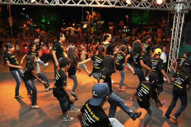  Atra&ccedil;&otilde;es culturais e natalinas levam 15 mil pessoas a pra&ccedil;a de Dourados 