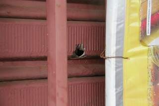 Marca de bala na porta do bar, na Rua Barra Mansa. (Foto: Marcos Ermínio)