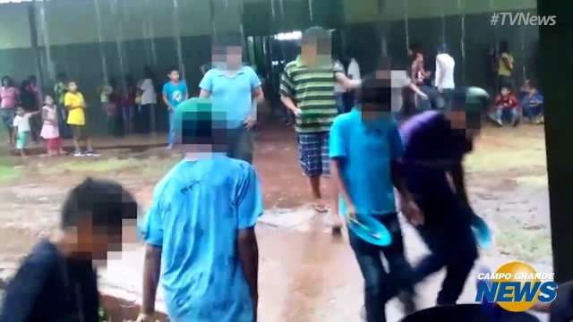 Alunos enfrentam chuva para pegar merenda em escola ind&iacute;gena
