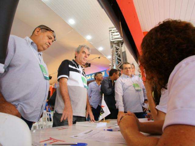 PMDB filia prefeito, ex-deputado e aclama Andr&eacute; candidato