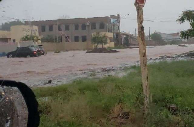 Chuva forte alaga ruas, casas e deixa moradores ilhados