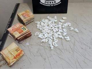 Dinheiro e papelotes de cocaína apreendidos (Foto: Divulgação/ Polícia Civil)