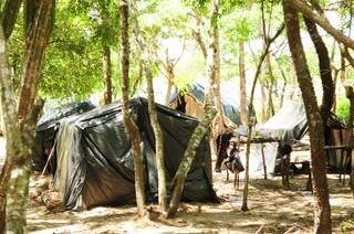 Índios vivem em barracos improvisados  com lona e madeira.