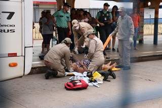 Idosa passou mal, caiu e foi atingida por ônibus no Terminal Morenão (Foto: Henrique Kawaminami)