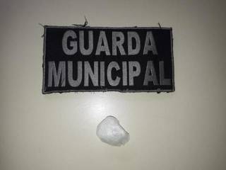 Pedra de crack apreendida por guardas municipais (Foto: Divulgação)