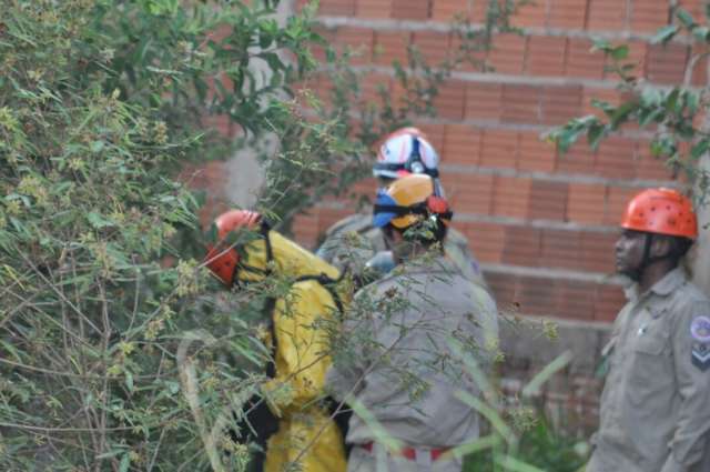 Suposto corpo em po&ccedil;o ati&ccedil;a curiosidade e mobiliza bombeiros