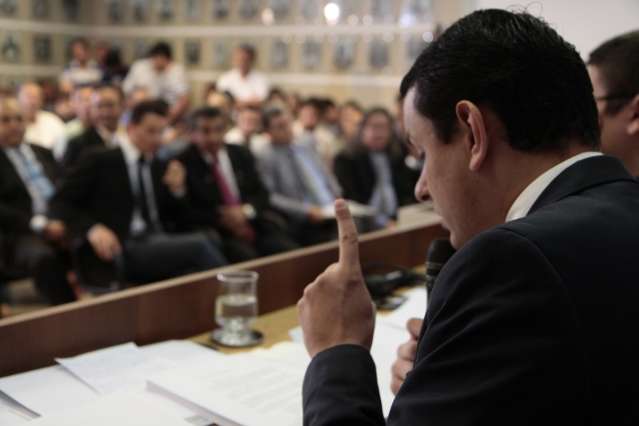 CPI aprova relat&oacute;rio contra Bernal e relator denuncia amea&ccedil;a de morte