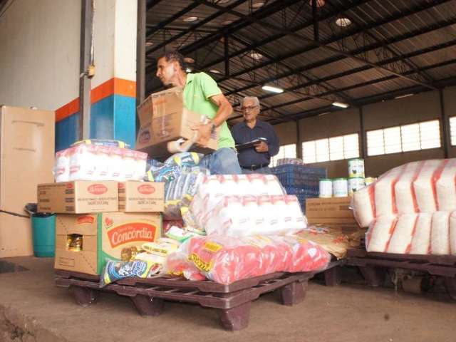 Come&ccedil;a entrega de 250 mil quilos de alimentos para Ceinfs e escolas