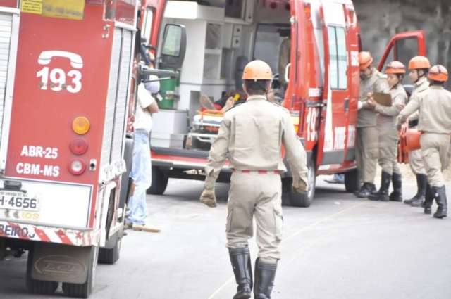 Caminh&atilde;o com 20 toneladas de argila tomba e casal &eacute; lan&ccedil;ado para fora