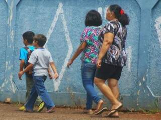 Mulheres levando seus filhos para escola em Campo Grande (Foto: Marcos Ermínio)