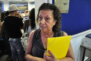 Júlia Rodrigues, de 68 anos, compareceu esta manhã para pedir informações e tentar negociar a dívida de IPTU. (Foto: João Garrigó)