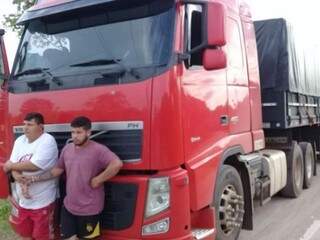 Duas pessoas foram presas em flagrante tentando levar a carreta para a Bolívia. (Foto: PCMS/Divulgação)