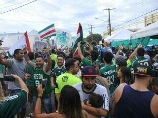 Torcedores tomaram a rua 14 de Julho em frente a sede da Mancha Verde no centro da Capital (Foto: Alcides Neto)