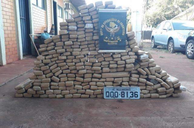 Para fugir da pol&iacute;cia, traficante abandona carro com 250 quilos de maconha 