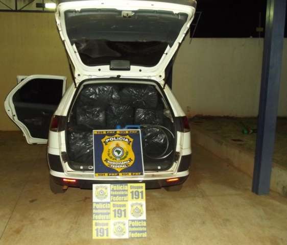 Dupla abandona carro com 750 kg de maconha 