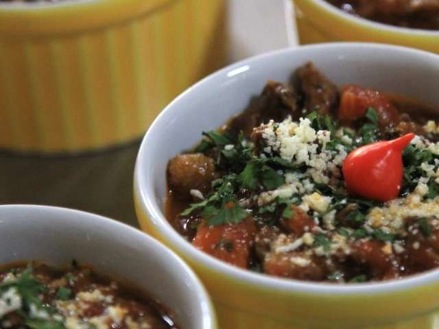 Quer caprichar no almo&ccedil;o e agradar a mam&atilde;e? Receita de ragu de carne com polenta