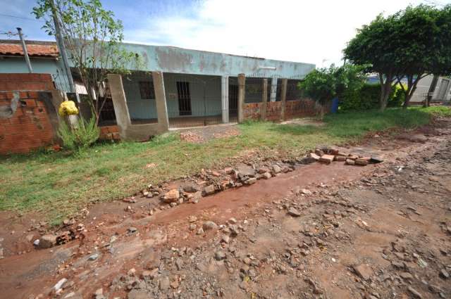 Ap&oacute;s transtornos, moradores e prefeitura reconstroem ruas