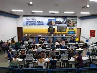 Dia de pagamento de ISSQN e IPTU na central do cidadão (Foto: Mirian Machado)